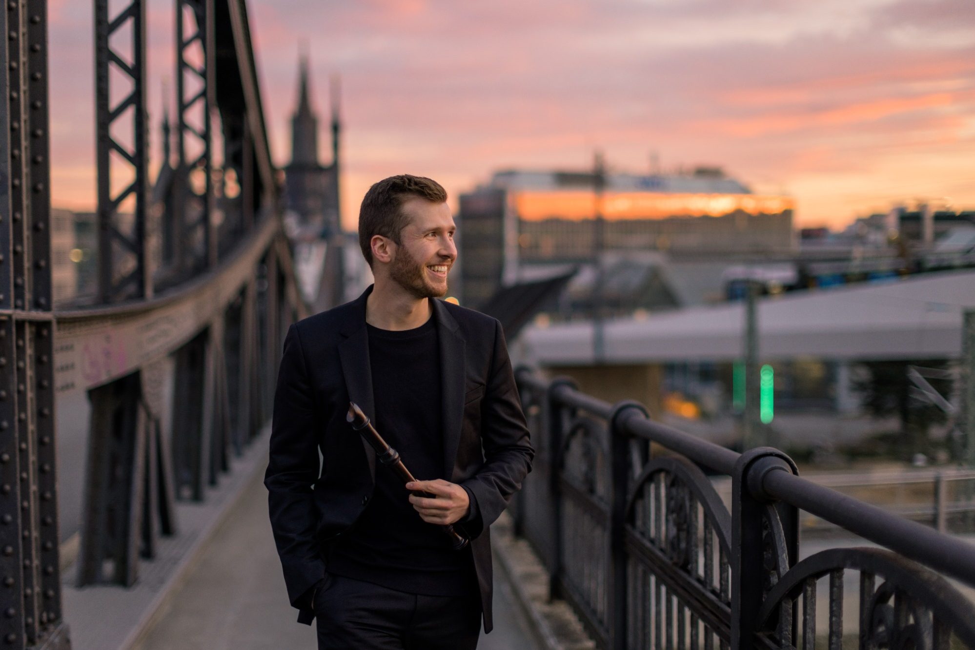 "Der Blockflötist schien sich in jeden Ton förmlich hineinzulegen und so den Werken eine große Lebendigkeit zu verleihen." Reutlinger Generalanzeiger Mai 2024 "Der Blockflötist schien sich in jeden Ton förmlich hineinzulegen und so den Werken eine große Lebendigkeit zu verleihen."
Reutlinger GEA